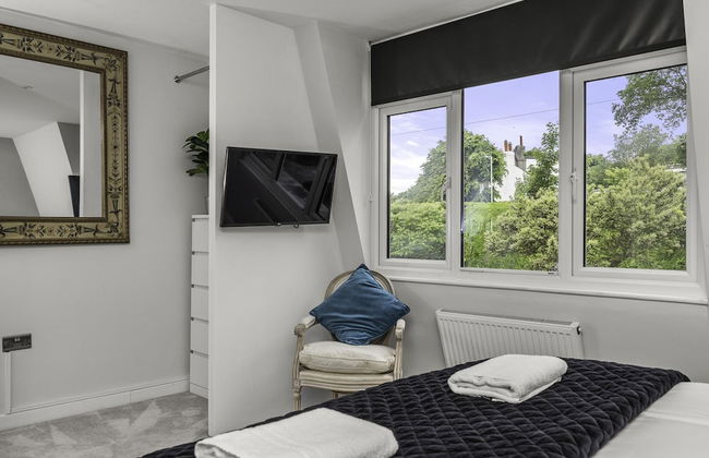 Sunset Townhouse With Free Parking - Photo 14