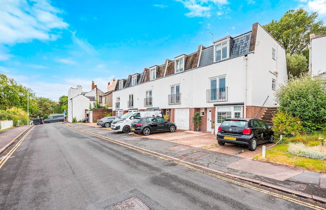 Sunset Townhouse With Free Parking - Photo 15