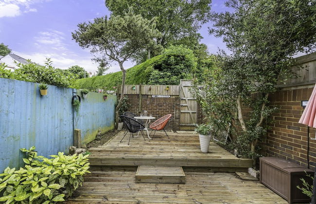 Sunset Townhouse With Free Parking - Photo 1