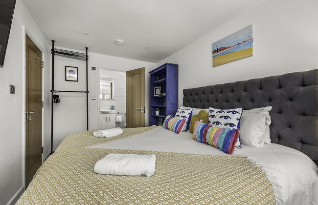 Sunset Townhouse With Free Parking - Photo 13