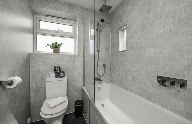 Sunset Townhouse With Free Parking - Photo 9