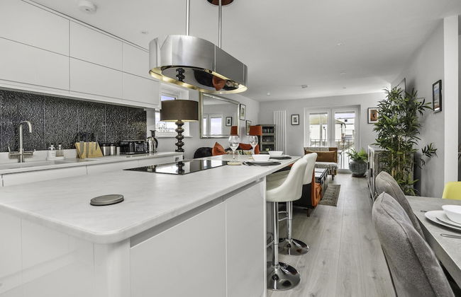 Sunset Townhouse With Free Parking - Photo 2