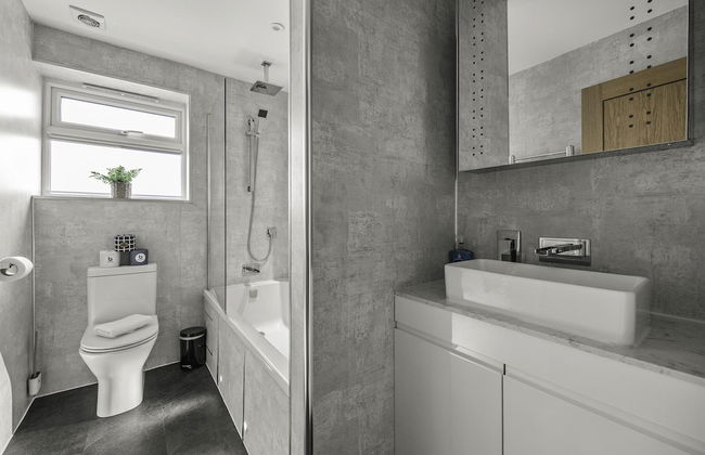 Sunset Townhouse With Free Parking - Photo 16