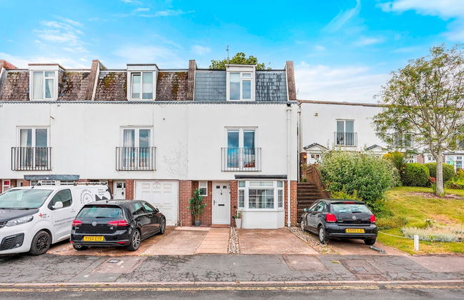 Sunset Townhouse With Free Parking - Photo 4