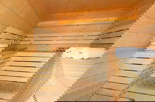Foto 9 - Delightful Chalet With Sauna