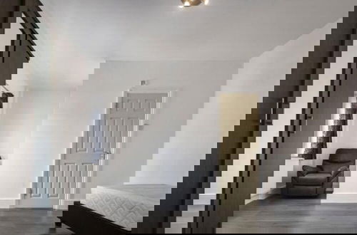 Foto 10 - Limehouse Townhomes Modern 4 Bedroom 3-bathroom Townhome With a Private Garden