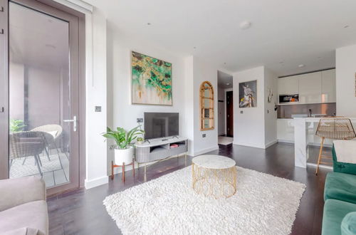 Photo 15 - Stylish 1 Bedroom Flat in Nine Elms