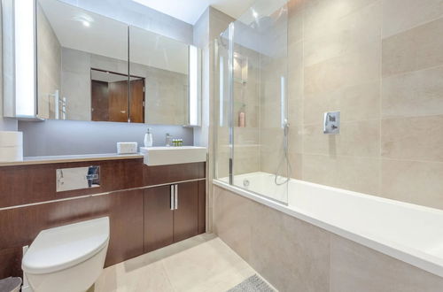 Photo 11 - Stylish 1 Bedroom Flat in Nine Elms