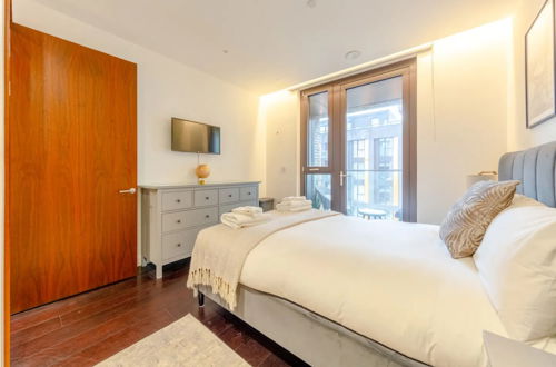 Photo 3 - Stylish 1 Bedroom Flat in Nine Elms