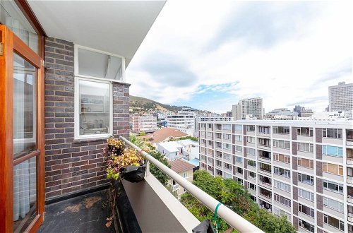Photo 15 - Lovely 1 Bed Apartment With Pool in Cape Town