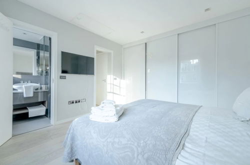 Foto 9 - Modern and Luxurious 2 Bedroom Flat - Barons Court