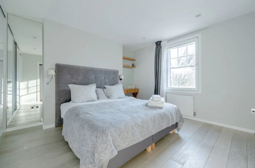 Photo 4 - Modern and Luxurious 2 Bedroom Flat - Barons Court