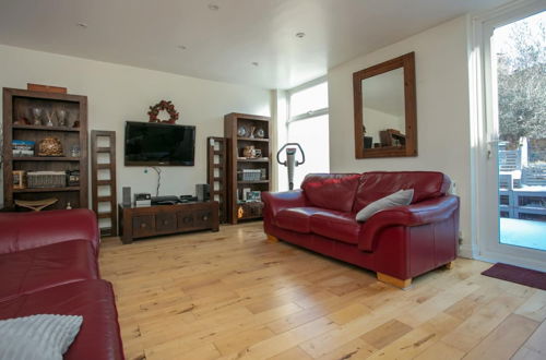 Photo 20 - Stunning 3 Bedroom House With Garden in Battersea