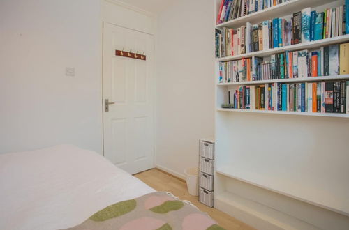 Photo 9 - Stunning 3 Bedroom House With Garden in Battersea