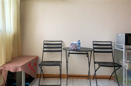 Foto 5 - Warm And Cozy Studio No Kitchen At Kebagusan City Apartment