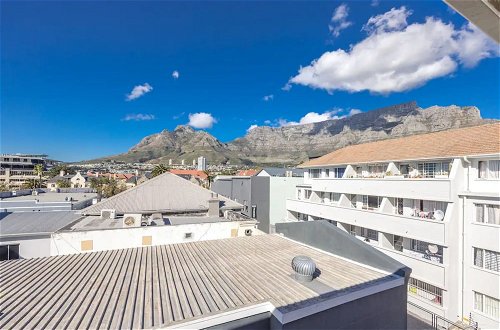 Foto 27 - Amazing 2 Bedroom Apartment With Mountain Views on Kloof Street