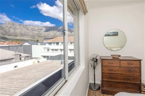 Foto 14 - Amazing 2 Bedroom Apartment With Mountain Views on Kloof Street