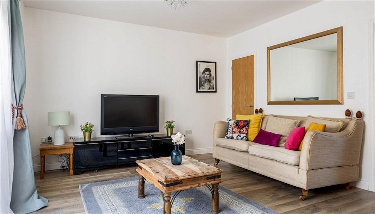 Photo 1 - Superb 3-bed House With Parking Garden in London