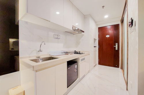 Photo 4 - Studio Full Furnished With Comfort Design At Sky House Bsd Apartment