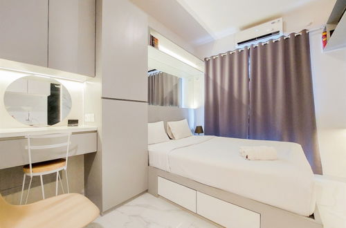 Photo 2 - Studio Full Furnished With Comfort Design At Sky House Bsd Apartment