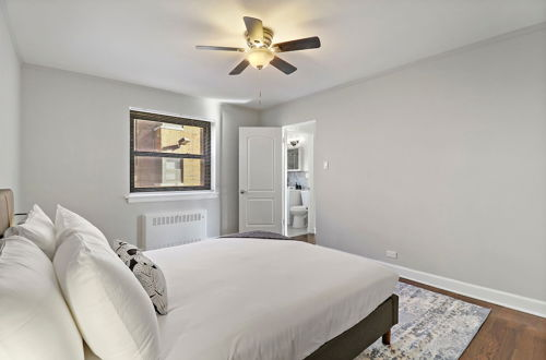 Photo 2 - Comfy 2BR Rogers Park Apt in Sheridan