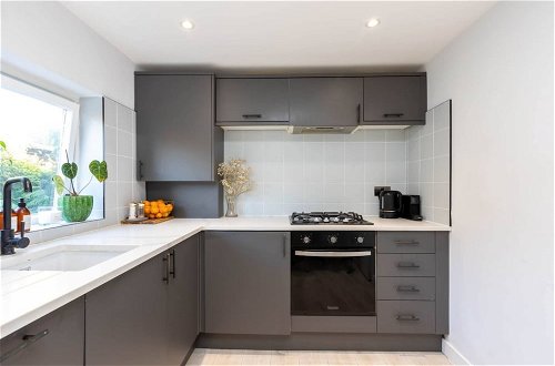Photo 19 - Beautiful, Light and Spacious 2 Bedroom Flat in Clapham