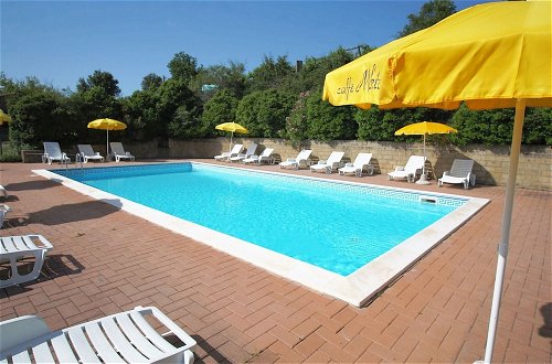 Foto 13 - Scenic Farmhouse in Paciano With Shared Pool