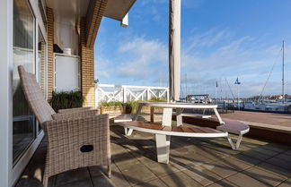 Photo 1 - Spacious Flat With Views of the Harbour