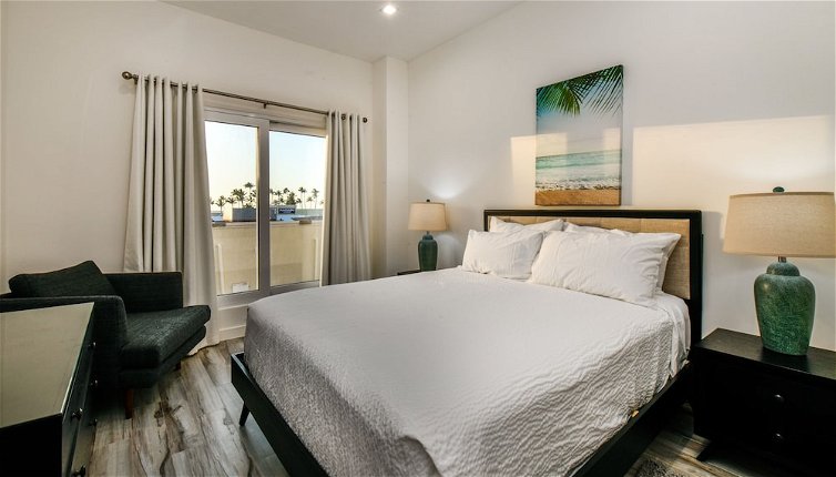 Photo 1 - Luxury 2-bedroom Condo Right on the Strip in Palm Beach