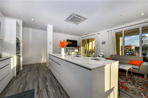 Foto 9 - Luxury 2-bedroom Condo Right on the Strip in Palm Beach