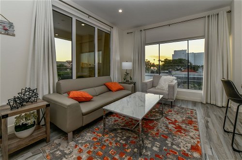 Photo 10 - Luxury 2-bedroom Condo Right on the Strip in Palm Beach