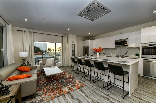 Photo 7 - Luxury 2-bedroom Condo Right on the Strip in Palm Beach