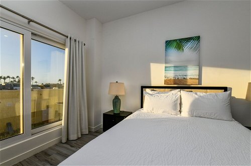 Photo 2 - Luxury 2-bedroom Condo Right on the Strip in Palm Beach