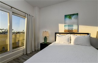 Photo 2 - Luxury 2-bedroom Condo Right on the Strip in Palm Beach