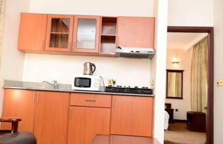 Foto 1 - room in Apartment - This Wonderful Senior Suite Offers a Great Experience