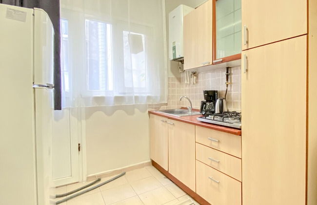 Sleek Flat Within Walking Distance to Pera Museum - Photo 5