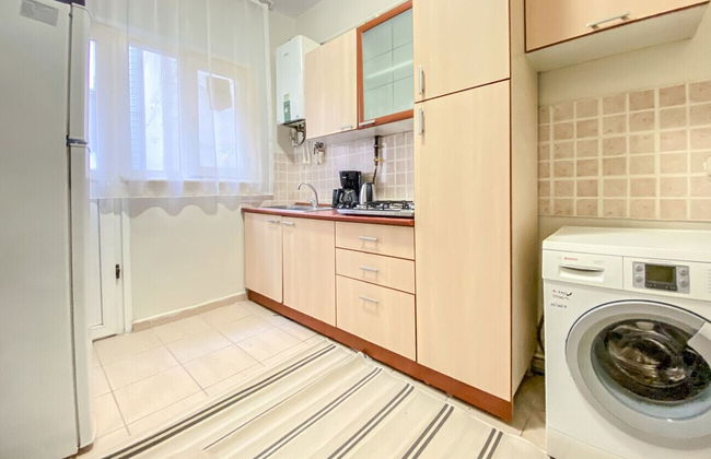 Sleek Flat Within Walking Distance to Pera Museum - Photo 14
