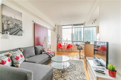 Photo 9 - Stylish 1BR in Heart of City 2204