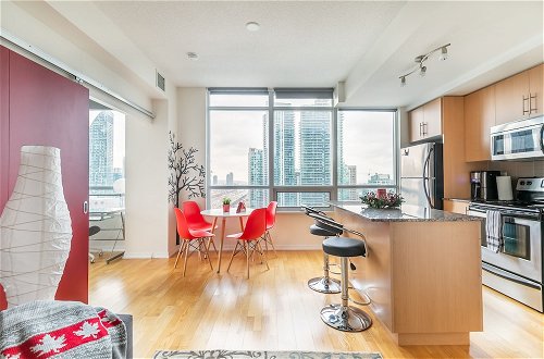 Photo 8 - Stylish 1BR in Heart of City 2204