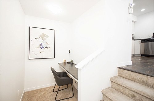Photo 10 - Luxurious 3 Bedroom Townhouse Free Parking and Wifi