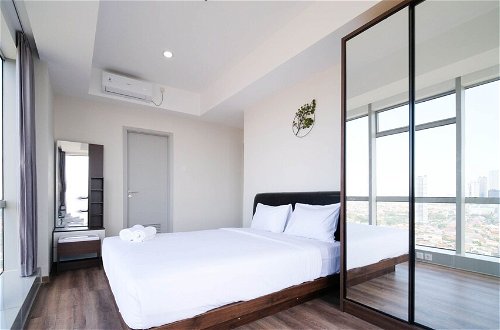 Foto 3 - Minimalist With Beautiful View 2Br At Grand Sungkono Lagoon Apartment