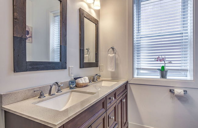 Expansive Downtown Home | JZ Vacation Rentals - Foto 20