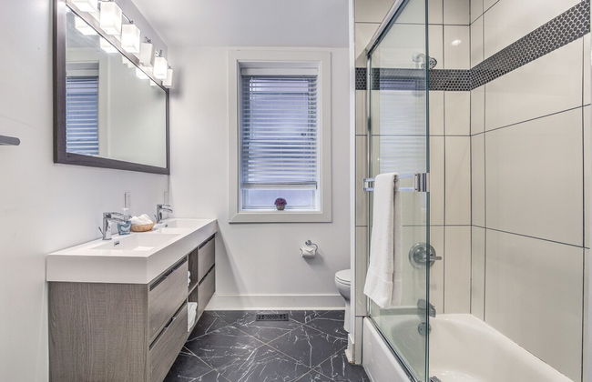 Expansive Downtown Home | JZ Vacation Rentals - Foto 18