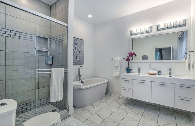 Expansive Downtown Home | JZ Vacation Rentals - Foto 19