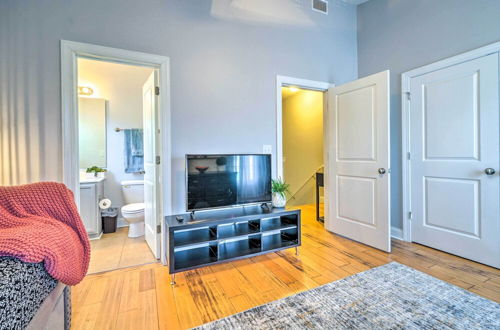 Foto 17 - Vibrant Pet-friendly Townhome w/ Smart Tvs