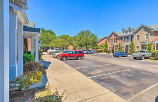 Photo 2 - Vibrant Pet-friendly Townhome w/ Smart Tvs