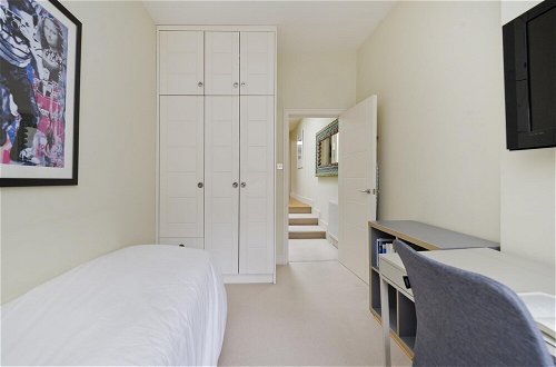 Photo 23 - Beautiful Spacious Open-planned 3 Bedroom Apartment in Earls Court