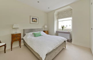 Photo 3 - Beautiful Spacious Open-planned 3 Bedroom Apartment in Earls Court