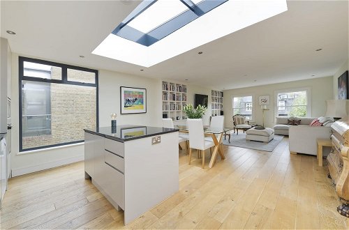 Photo 14 - Beautiful Spacious Open-planned 3 Bedroom Apartment in Earls Court