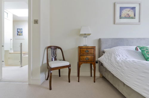 Photo 18 - Beautiful Spacious Open-planned 3 Bedroom Apartment in Earls Court